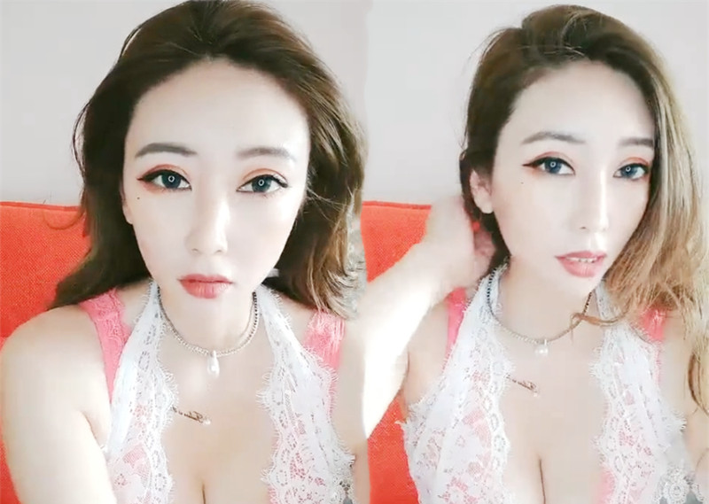 大奶熟女道具自慰,情趣装面具沙发上跳蛋振动棒双管齐下,搞得呻吟连连非常诱人